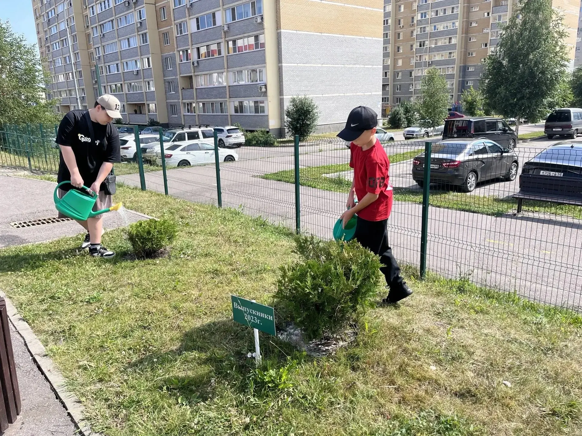 🌸Летние каникулы школьники проводят по-разному: кто-то отдыхает на море, кто-то отправ...