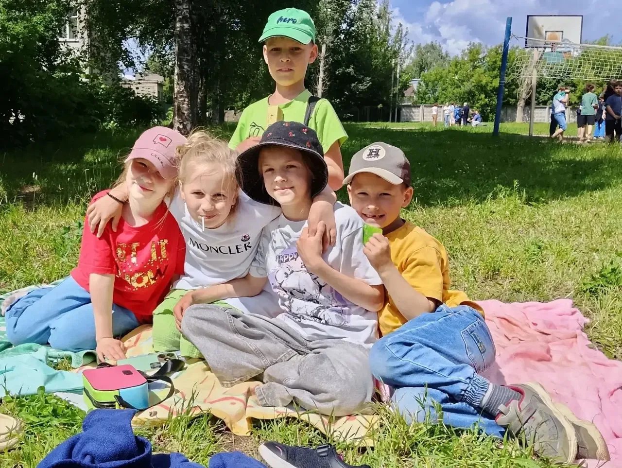 Улица Умников и Умниц: гербы, Марьюшки, Иванушки и жаркий день в «Солнцевороте»! 🔥🧠

Ох и жарко бы