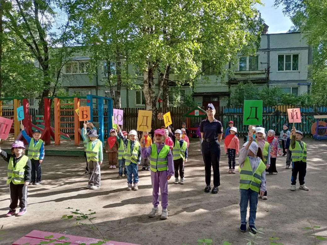 Флешмоб "Мы за безопасность на дороге!"
В рамках мероприятий "Внимание дети" 4 июня 2026 года в "Дет