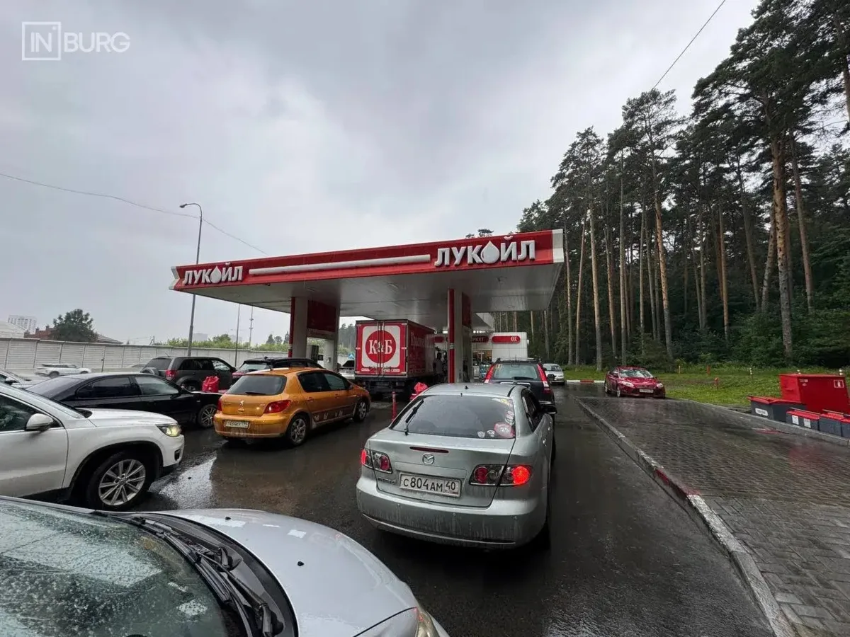 Очередь на заправку могут признать уважительной причиной для опоздания на работу