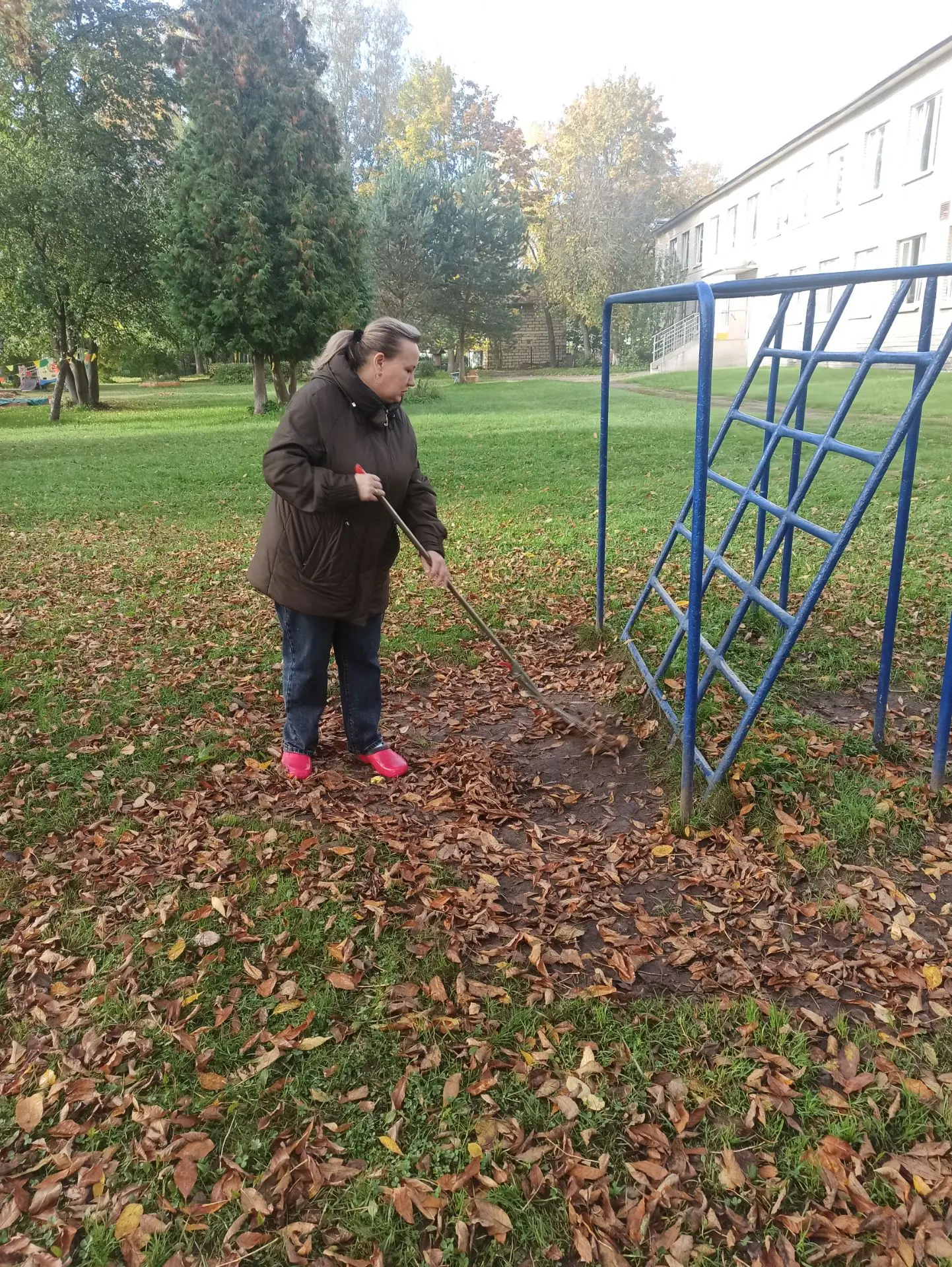 🍁🍂Наши сотрудники активно принимают участие в осеннем месячнике по благоустройству те...