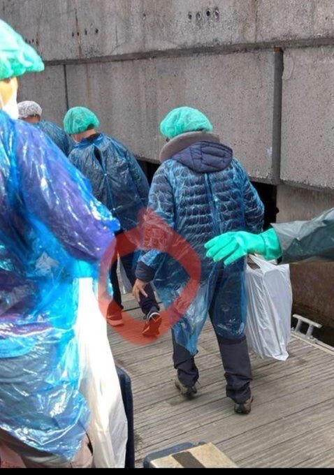 В сети бурно обсуждают несколько кадров, снятых во время эвакуации пассажиров с заражен...