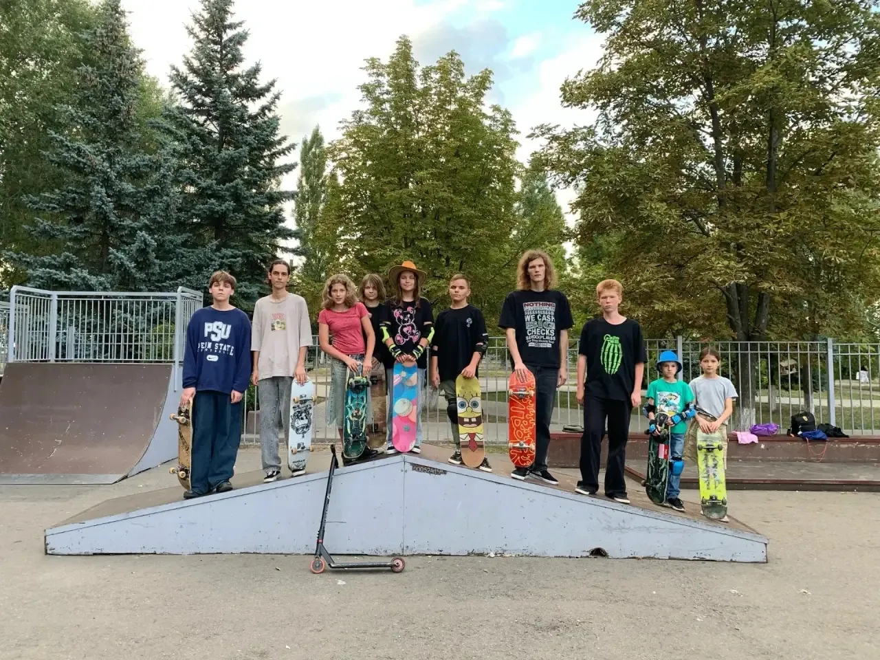 В скейт-парке «Гелиос» продолжаются занятия школы скейтбординга.