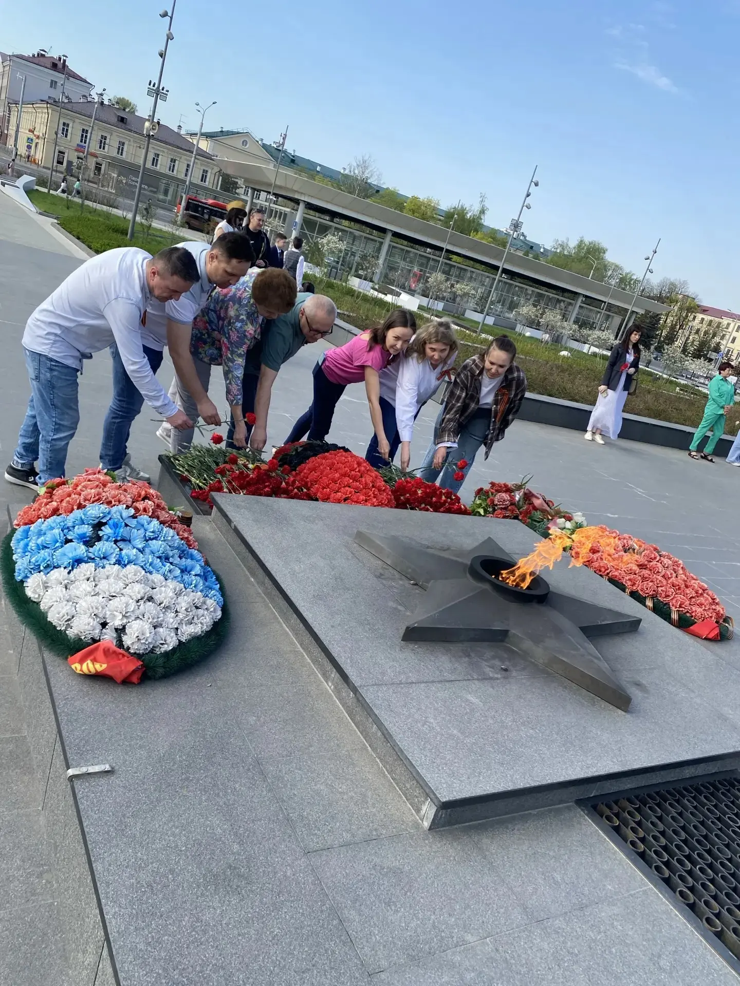 Помним. Гордимся. Благодарим.       В преддверии 9 Мая сотрудники скорой медицинской помощи возложил