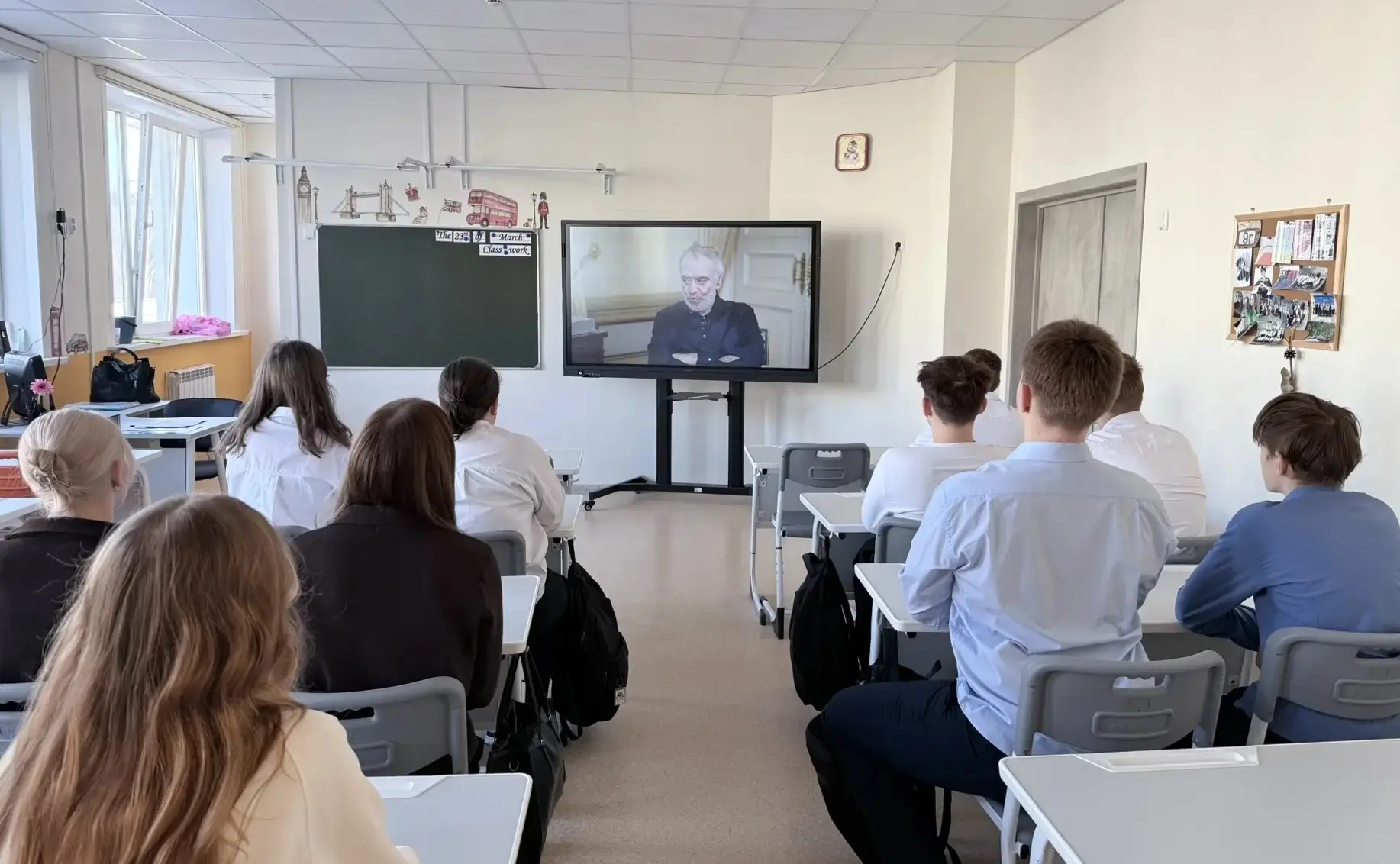 ☝️РАЗГОВОРЫ О ВАЖНОМ ☝️  Традиционно наша неделя началась с церемонии поднятия Государственного флаг