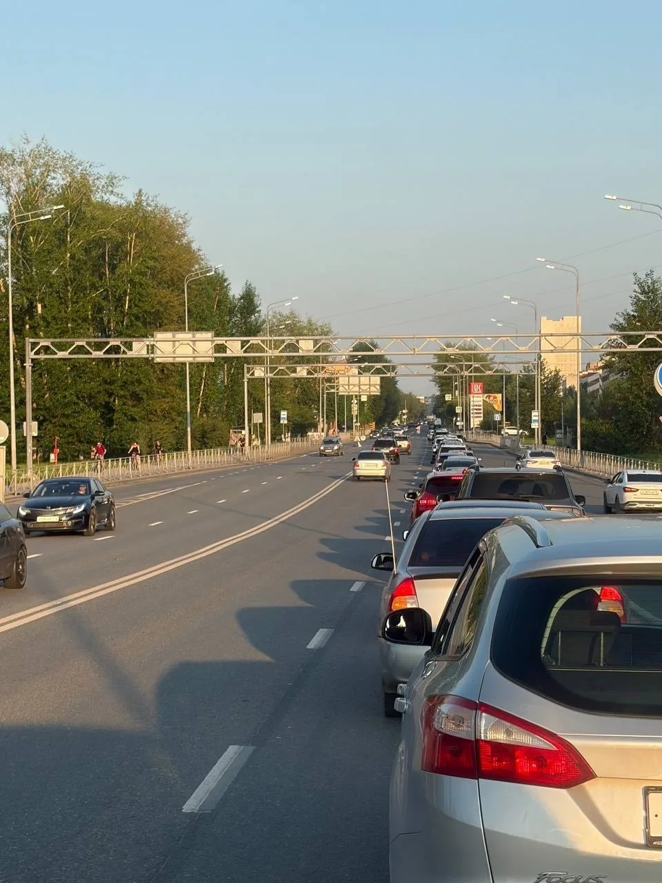 ⛽️ 3,5 часа в очереди — и это ещё не предел 
 
Стоим в «Лукойле» уже 3,5 часа, а за нами такая же то