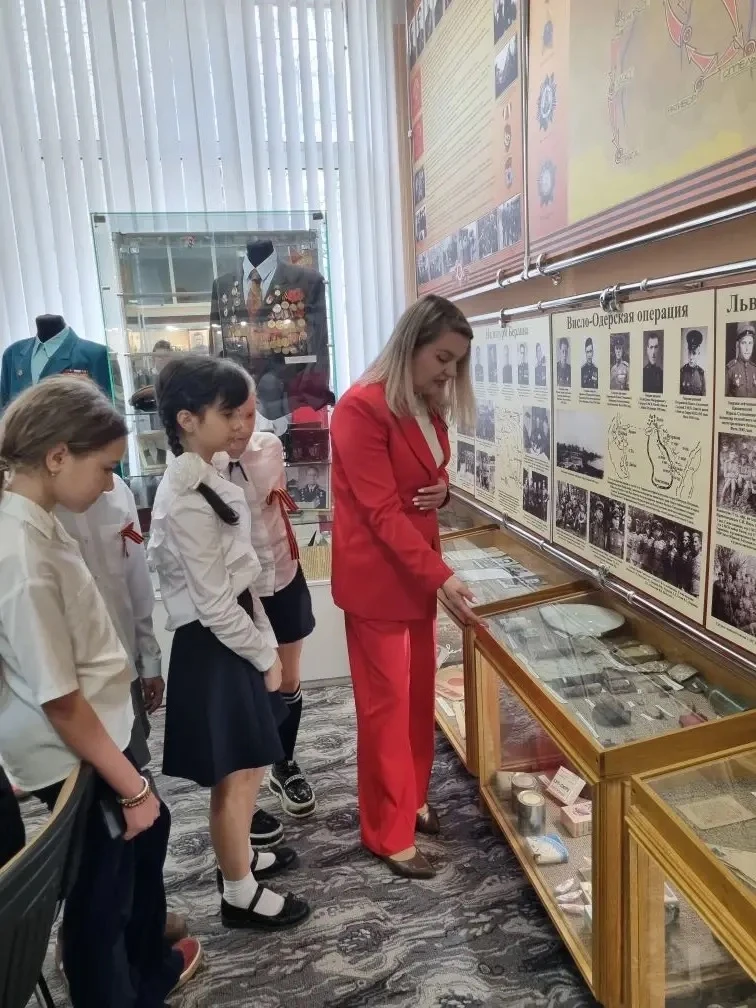 🎖 В рамках марафона «Наследники Победы» ученики 5«Э» класса побывали на экскурсии в музее Боевой Сла