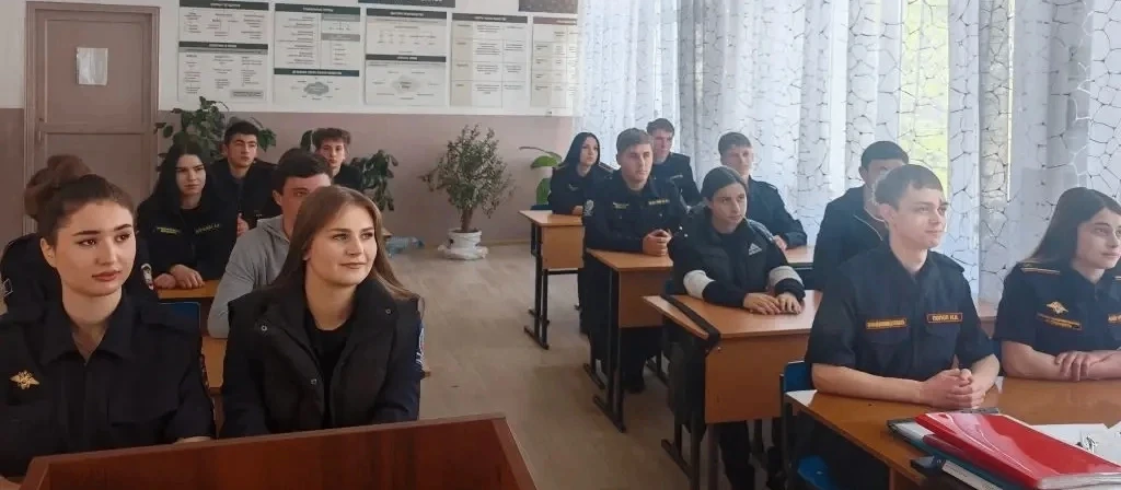 Торжественная линейка поднятия флагов в честь новой учебной недели прошла 18 мая 2026 года в Медного