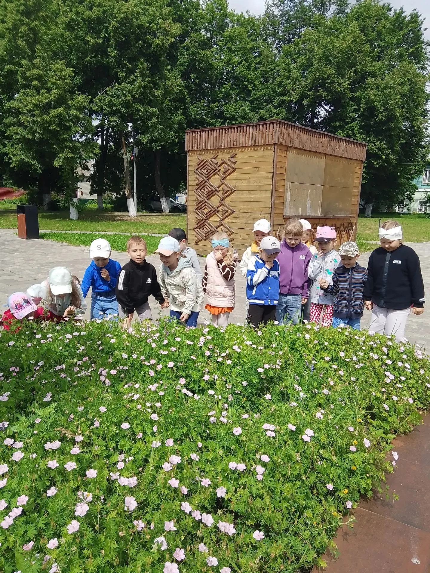 📌Ребята группы "Почемучки" посетили центральную площадь нашего города, где  познакомились с дикорас