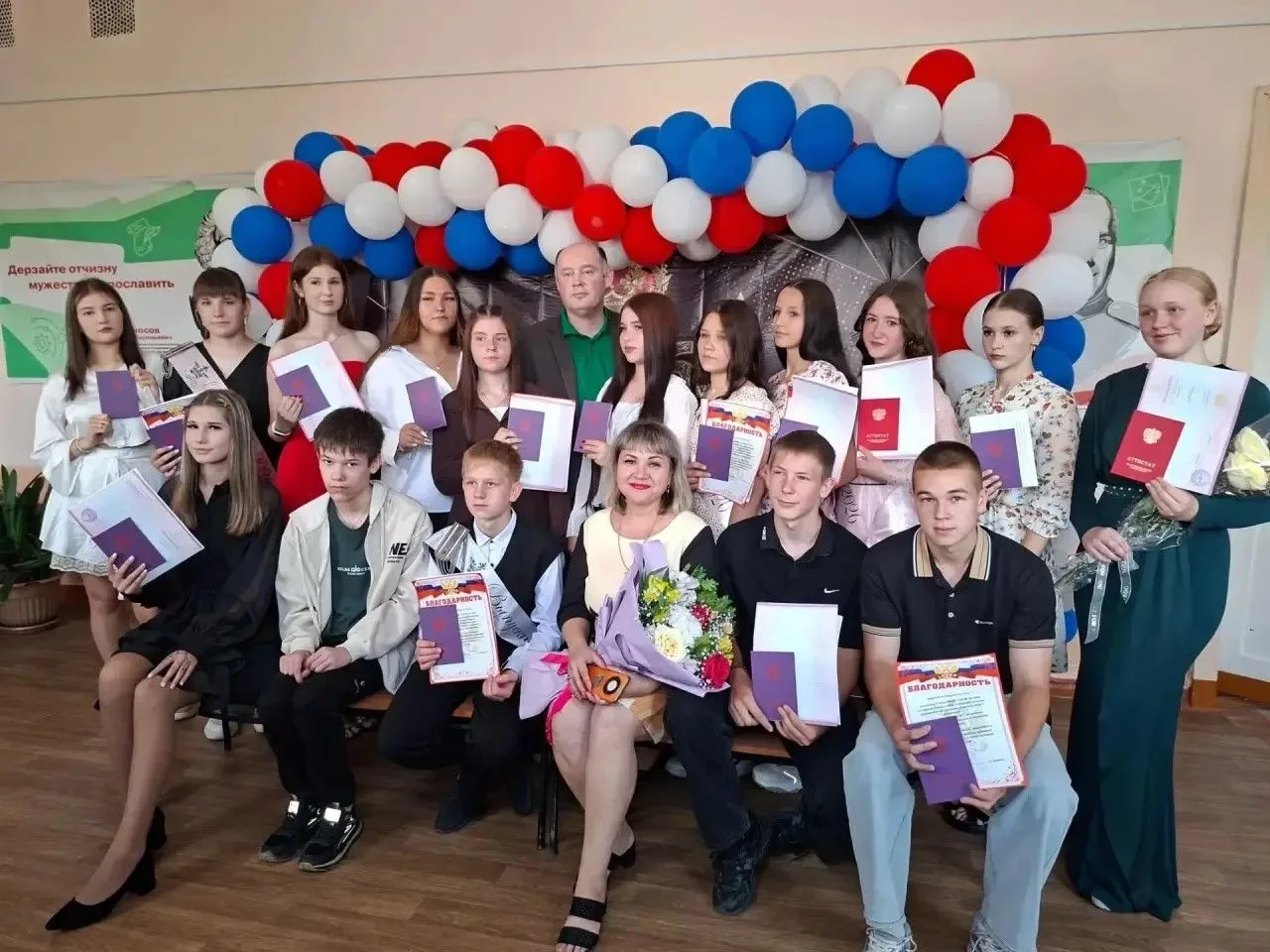 🎓✨ СЕГОДНЯ В НАШЕЙ ШКОЛЕ – ОСОБЕННЫЙ ДЕНЬ! ✨🎓