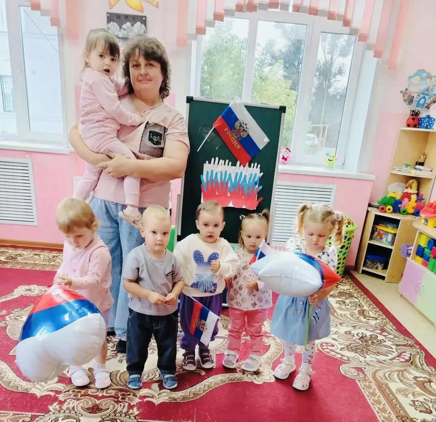 В преддверии праздника Дня Флага дети самой младшей группы сделали коллективную апплика...