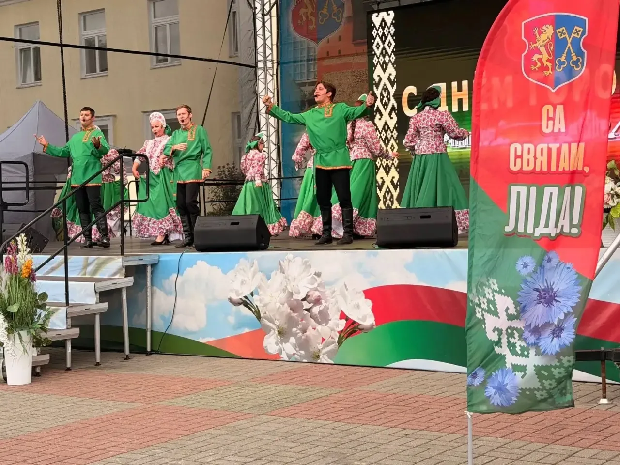 👏Вместе с творческим коллективом «Галатея» Лакинского Дома культуры поздравили наших б...