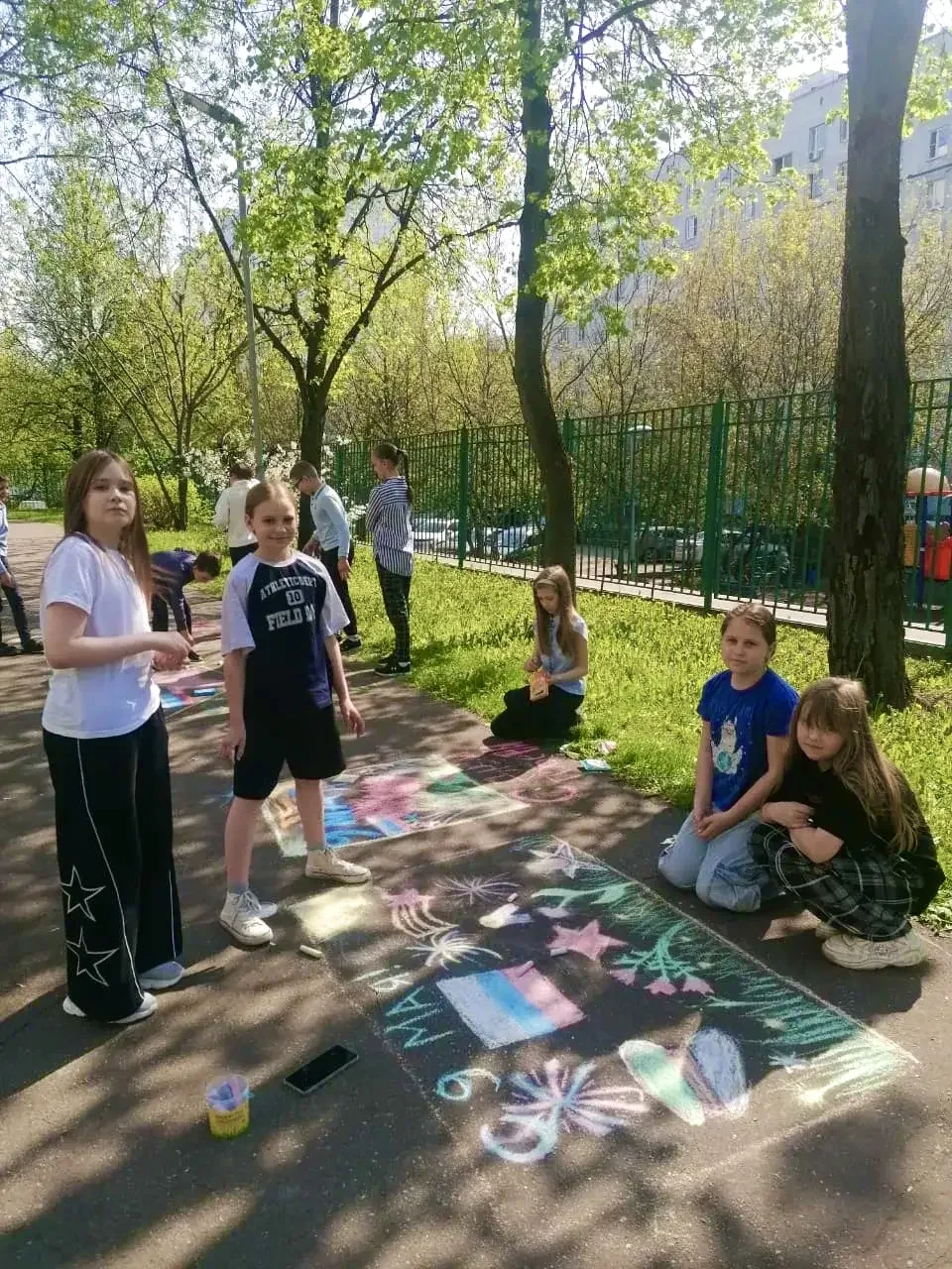 🎨 «Спасибо за Победу!» — школьная площадка превратилась в большую открытку для ветеранов    Ученики 