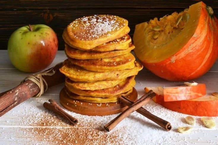 🥞 Тыквенные оладьи с яблоком.  Ингредиенты:  - Тыква – 300 г   - Яблоко – 1 шт.   - Мука – 100 г   -