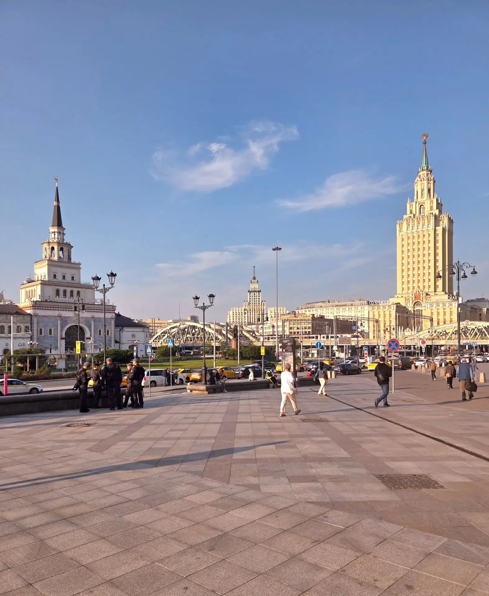 Куда бы ты не пришел, найдешь лишь то, что принес с собой.

✅ Взгляд определяет ценность места. Один