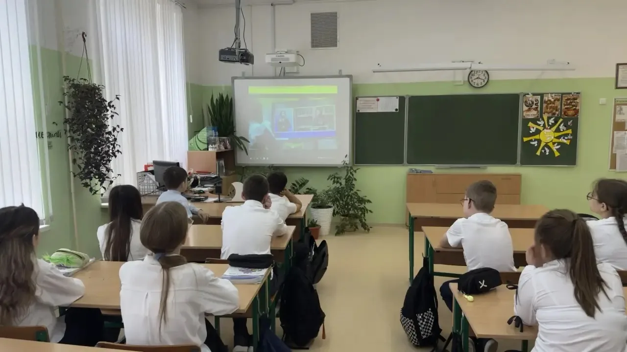 🇷🇺 Уважаемые родители, коллеги и ребята!  Сегодня, 18 мая, в нашей школе прошла торжественная линейк