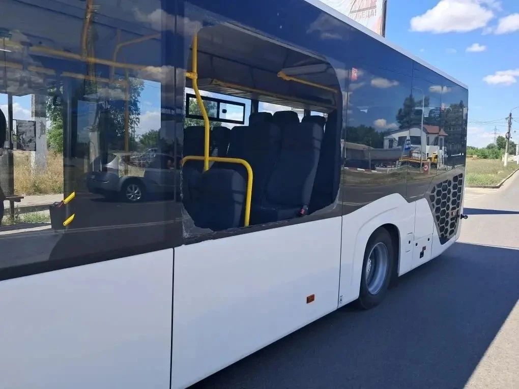 На трассе Р-280 при выезде из села Кирпичное осколками сбитого БпЛА повреждён рейсовый ...