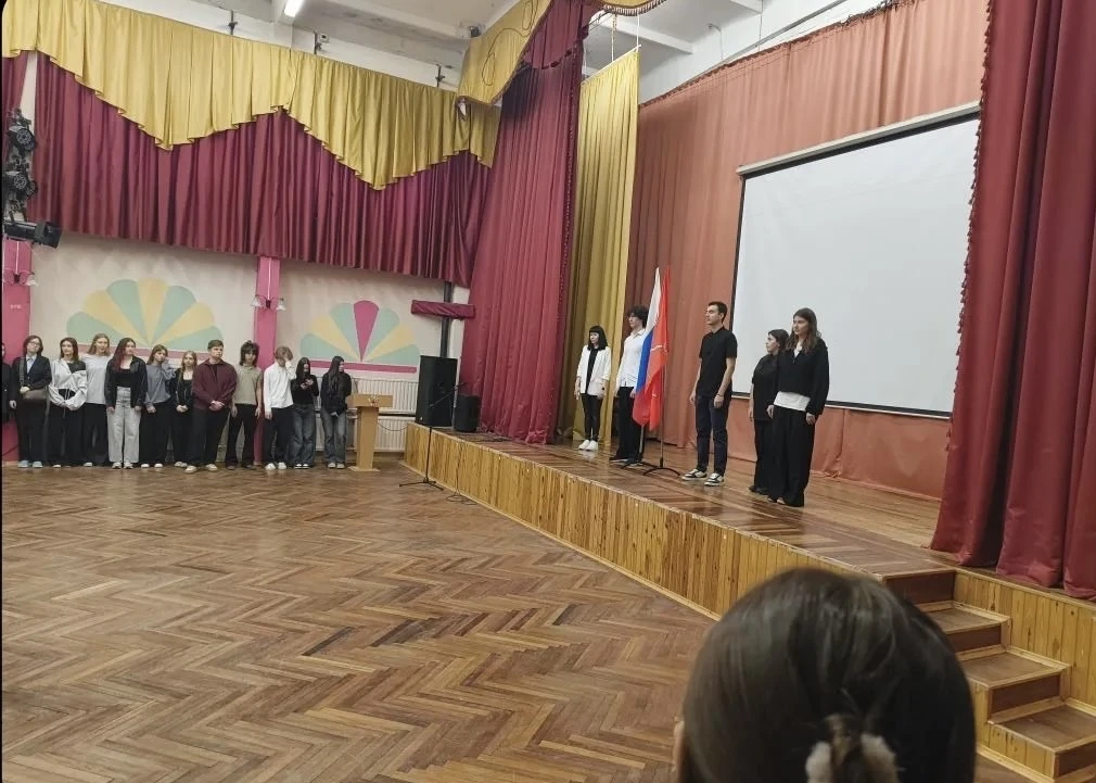 Сегодня в обоих корпусах нашей школы прошли торжественные линейки, приуроченные к началу новой учебн