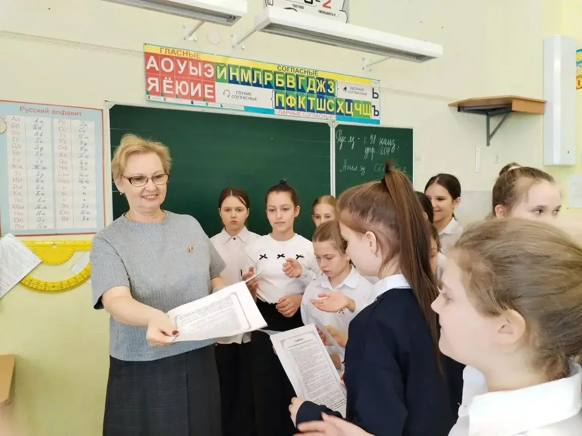 🛡️ Безопасность начинается с нас! Старшие наставники для младших  Сегодня в МБОУ СОШ 20 прошло важно