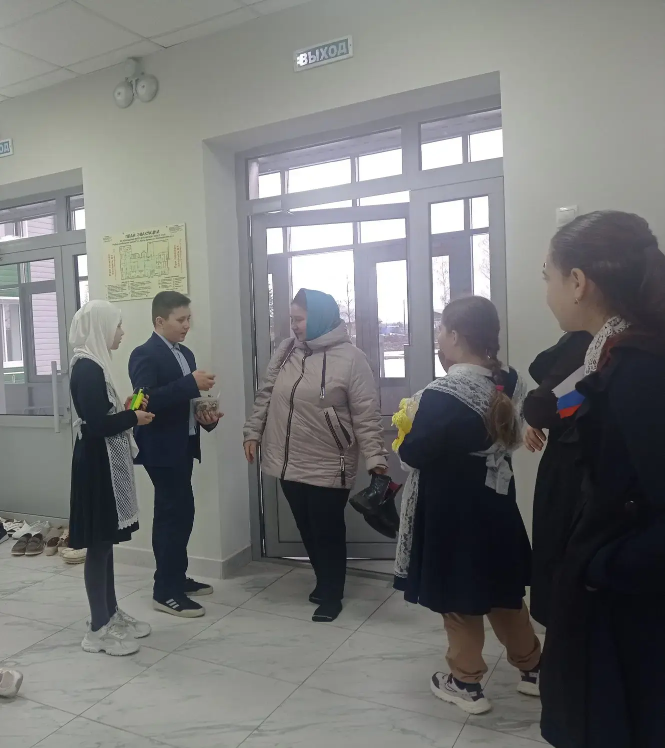 В рамках НЕДЕЛИ ПСИХОЛОГИИ сегодня в школе прошла акция «Хорошее настроение начинается ...