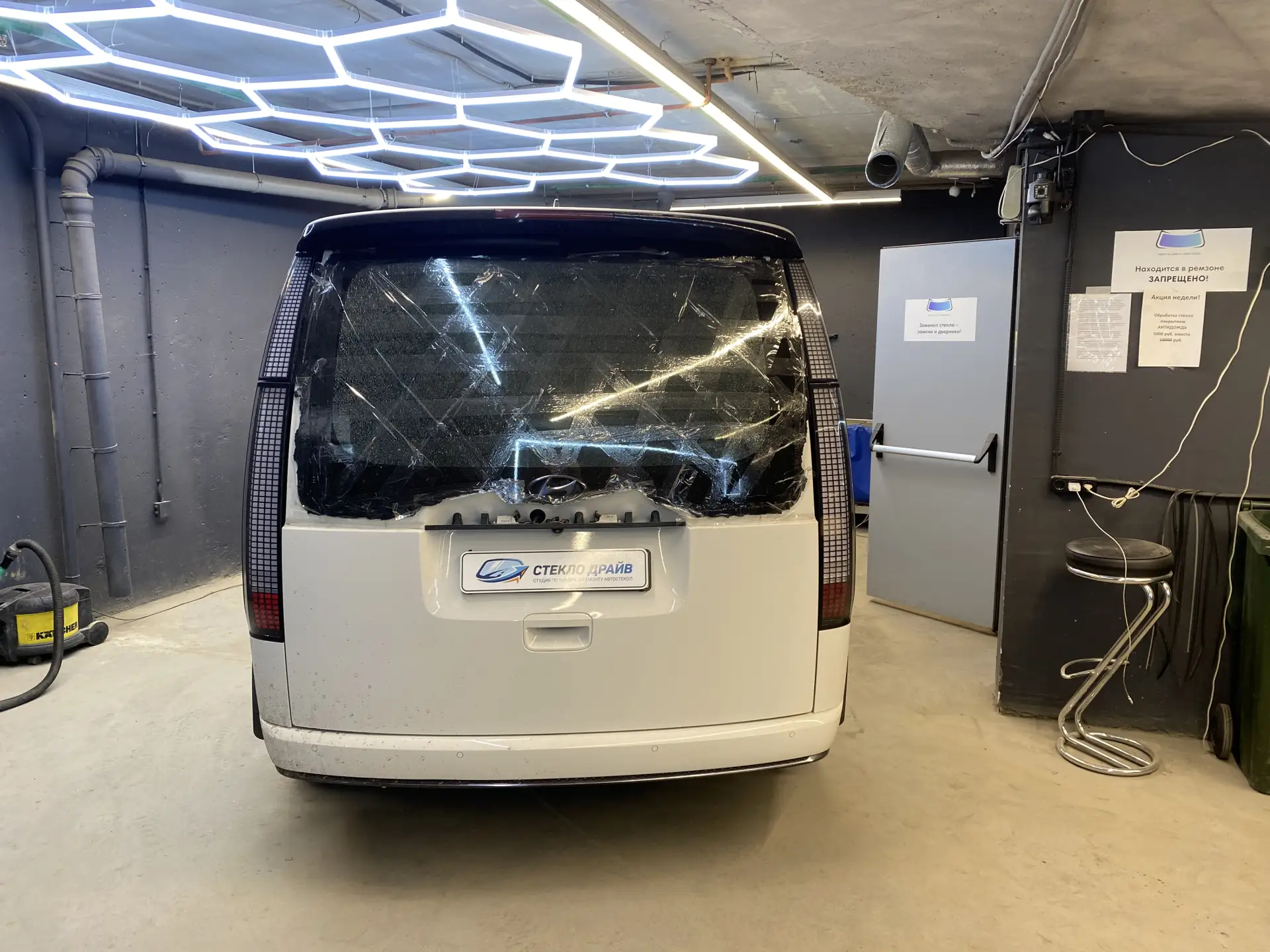 Рабочие будни: Hyundai Staria и замена стекла на крышке багажника 🚐✨

Сегодня к нам заехал настоящи