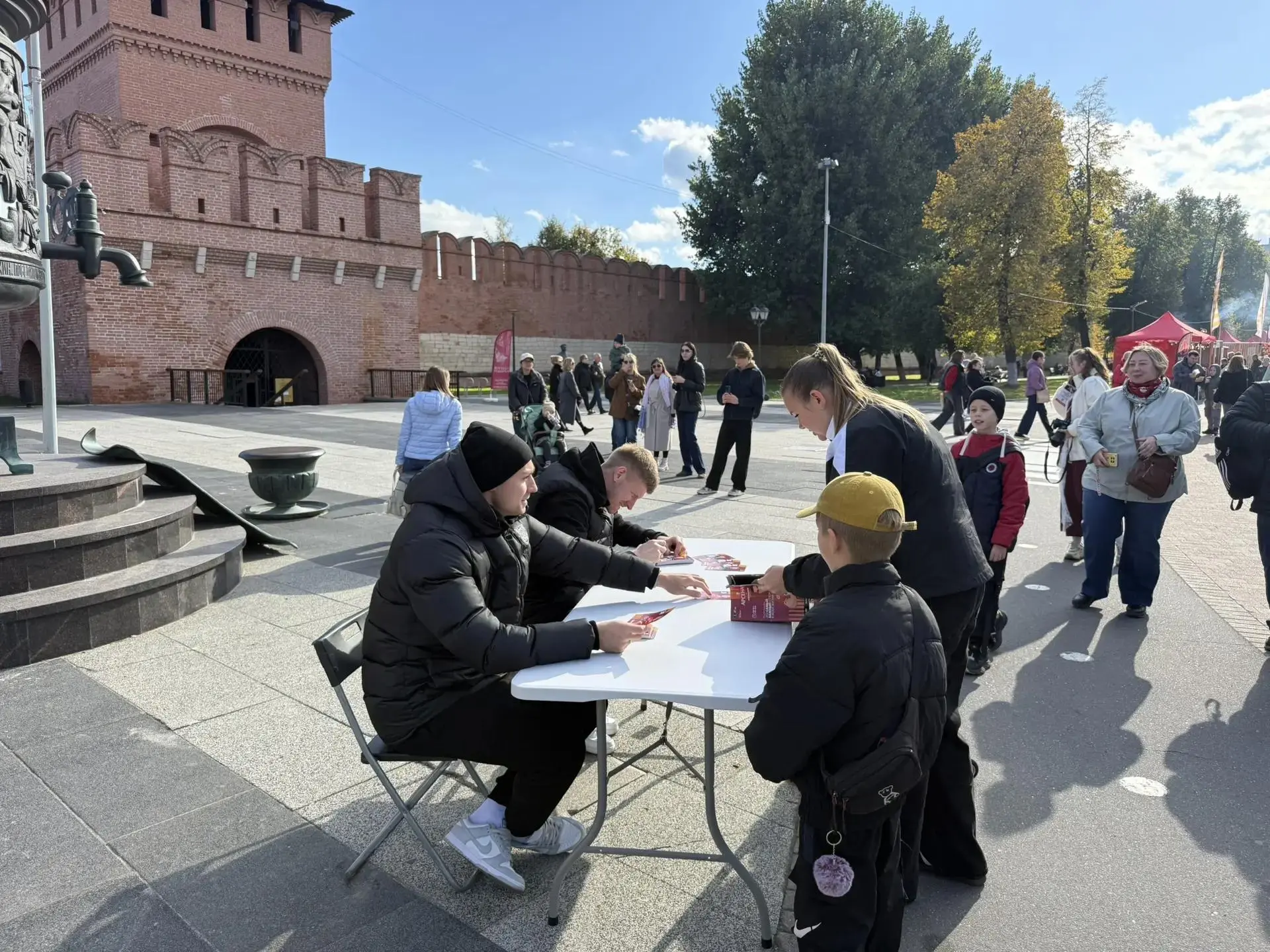 ⚽️ Футболисты «Арсенала» раздают автографы и готовятся к гастробатлу в центре Тулы