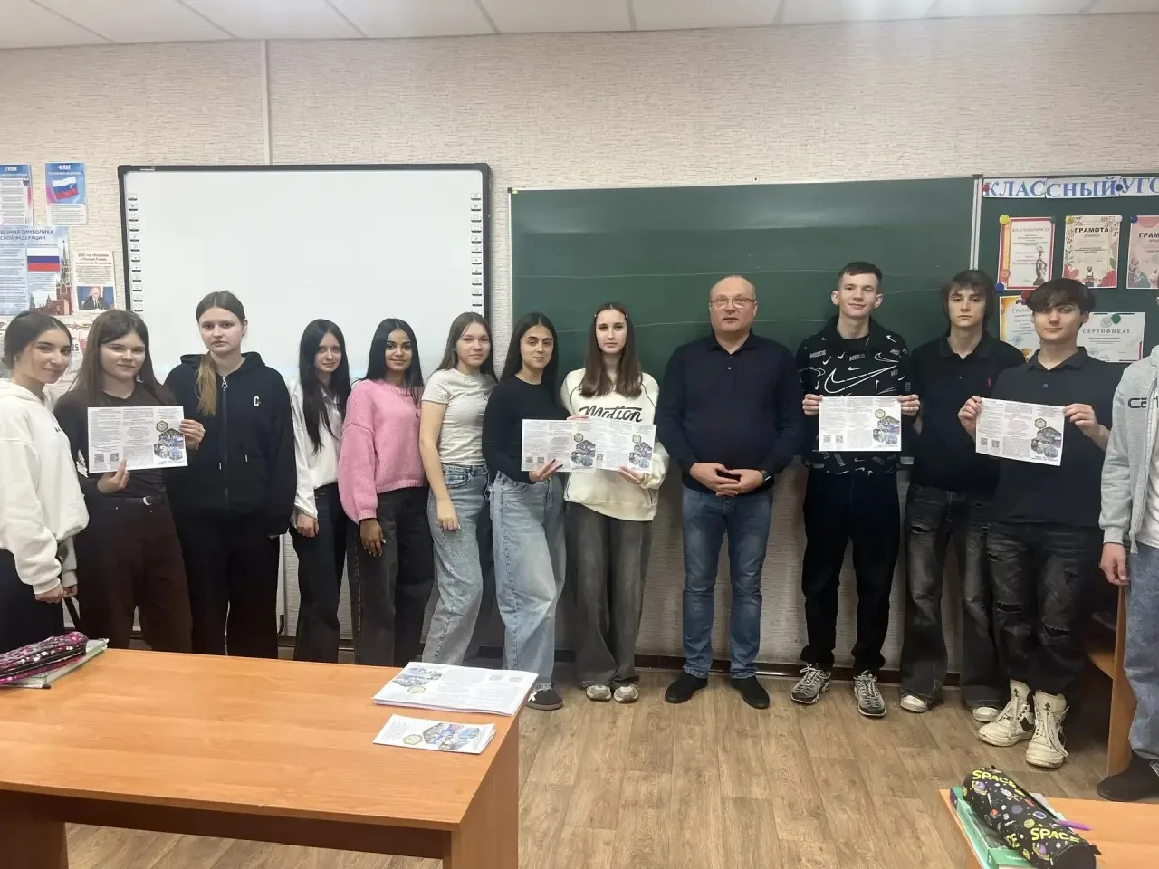 Встреча с будущим: ЛГАУ продолжает профориентационный тур по школам 🚀  🎓 Преподаватели Луганского го