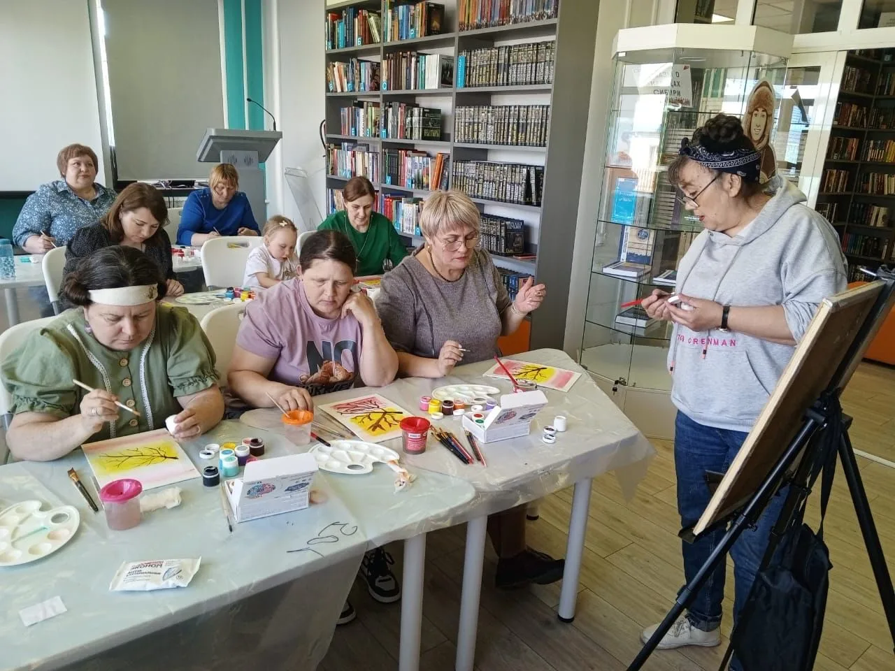 В клубе «Гармония» Дзержинской библиотеки состоялся мастер-класс по правополушарному рисованию «Саку