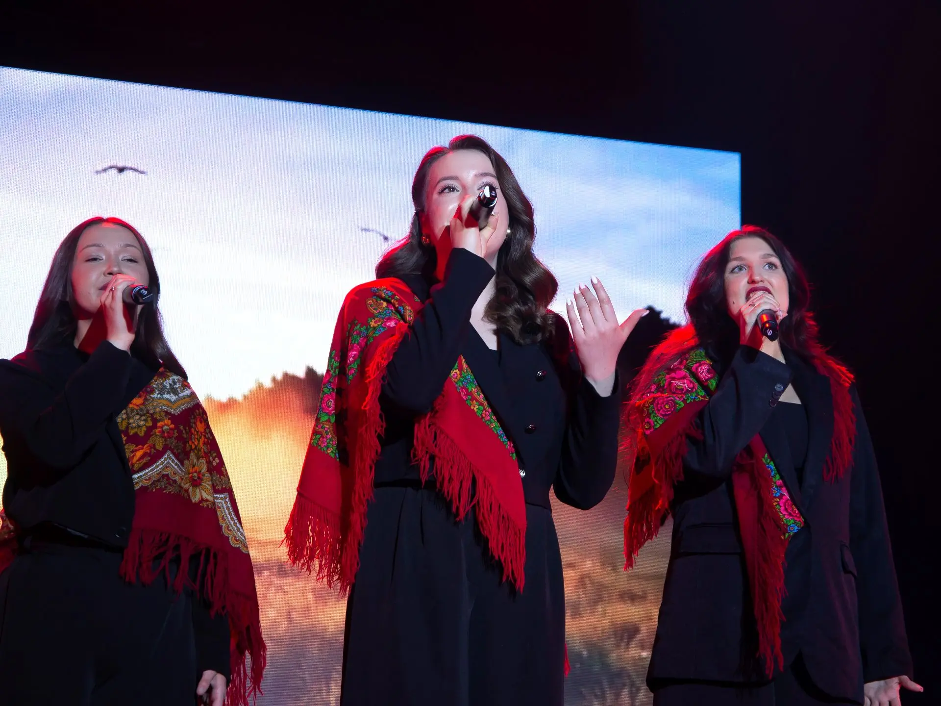 🎶 «Песни великой Победы»: в ОмГУПСе прошёл праздничный концерт  7 мая в Студенческом учебном центре 