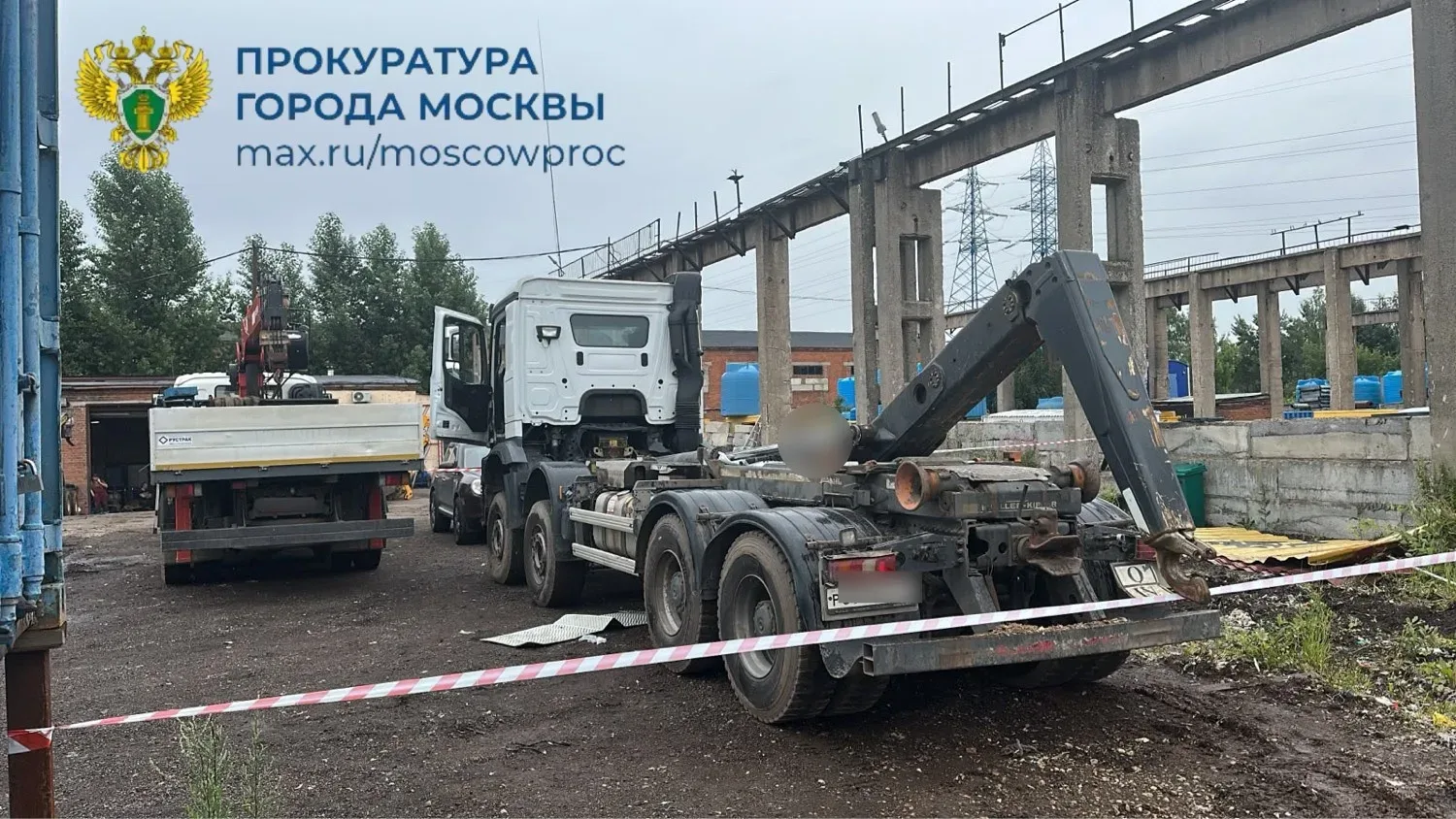 В промзоне Зеленограда стрела погрузчика неловко сложилась при ремонте и ударила по голове 47-летнег