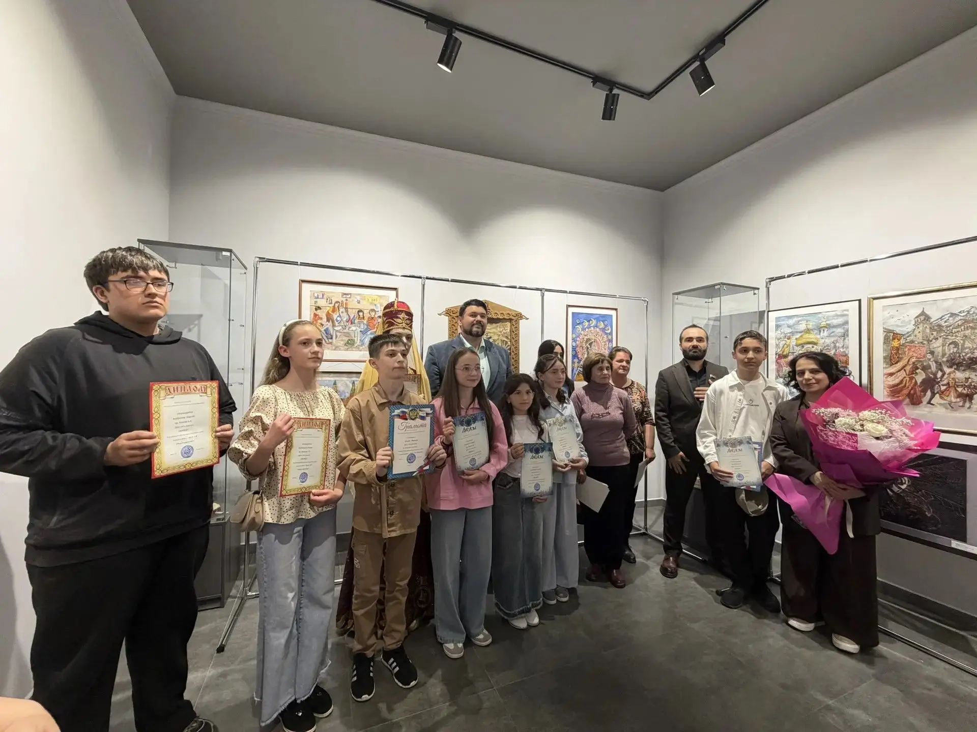 🎨 «Наше единство» и «Арктика»: в Выставочном павильоне открылась выставка юных художни...