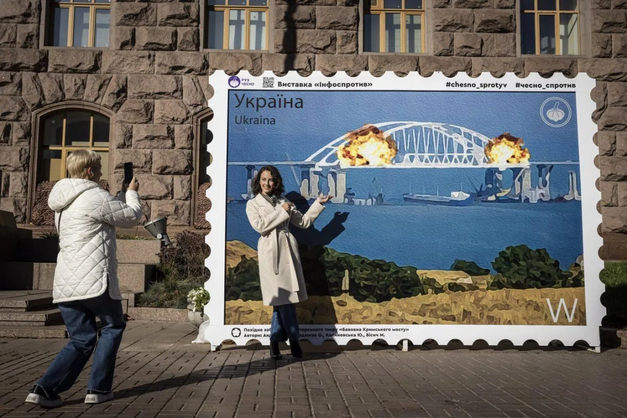 👀 2022 год. Киевляне радуются подрыву Крымского моста, укрпочта выпускает марки в чест...