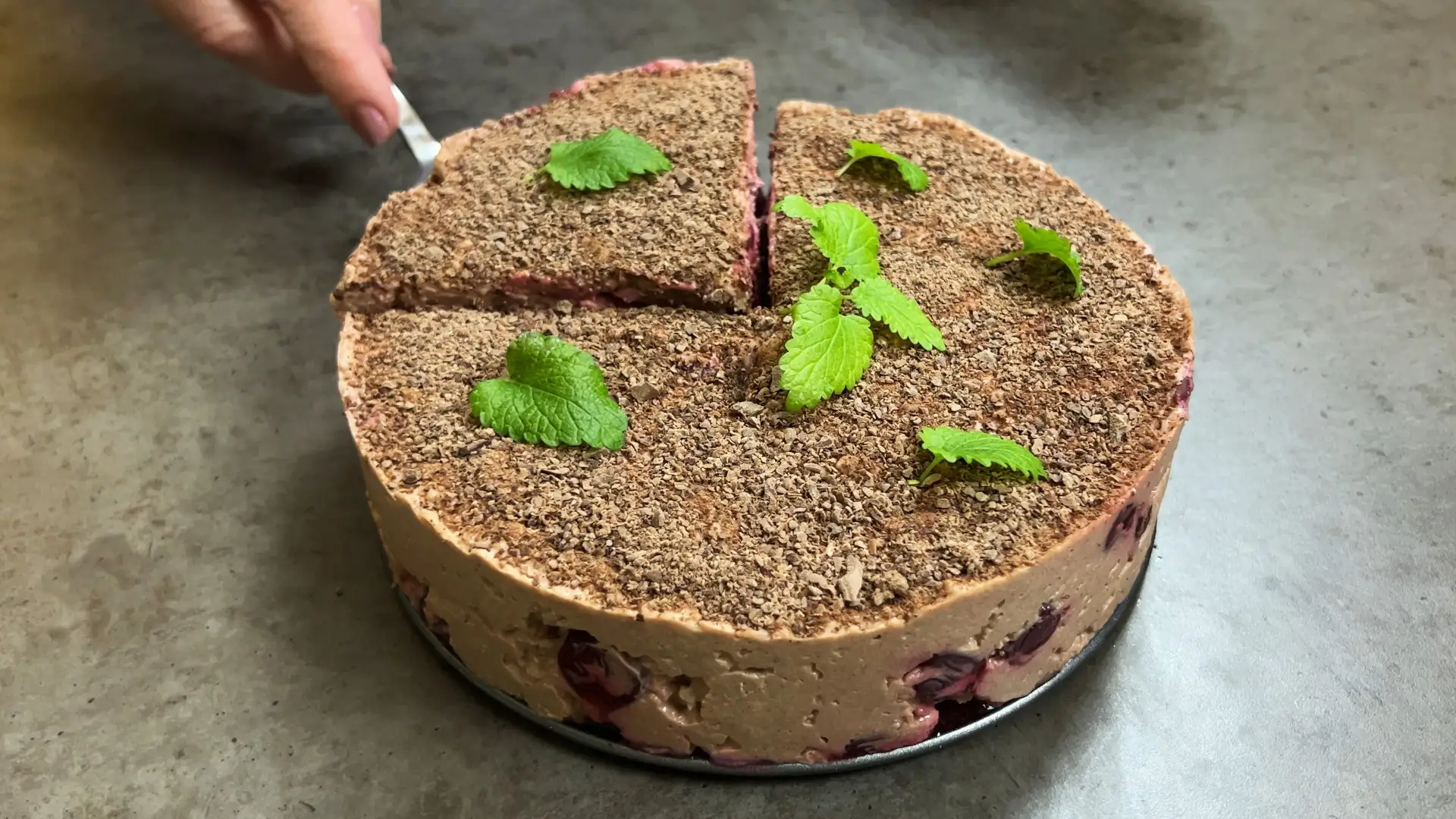 Невероятно вкусный шоколадный десерт с вишней (без выпечки!)   Сегодня у меня для вас потрясающий ре