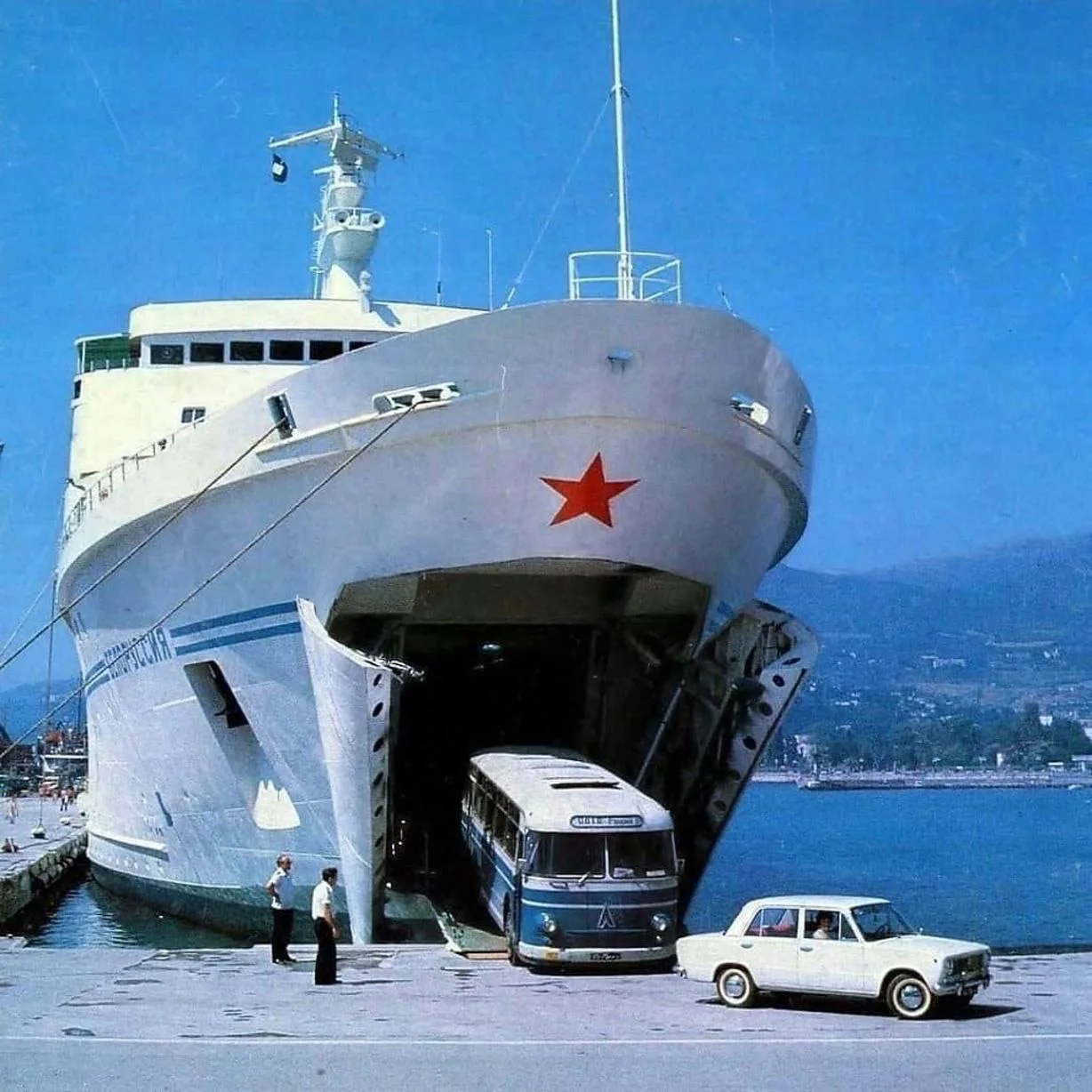 Автомобили, выезжающие из пассажирского теплохода “Белоруссия”, Ялта, СССР, 1981 год.