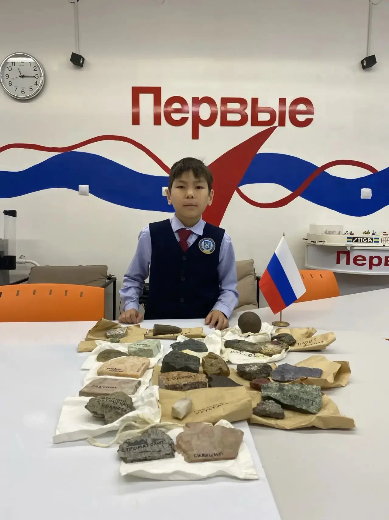 Семья Елизаровых преподнесла в дар 🎁 школьному музею уникальную коллекцию камней. Этот...