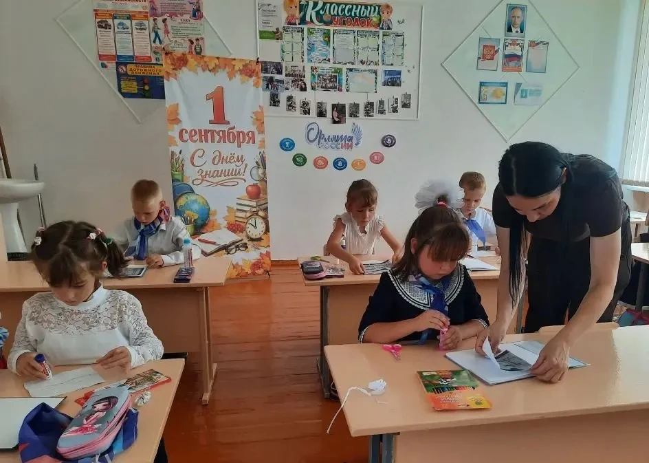🚦В нашей школе прошел конкурс рисунков «Безопасная дорога глазами детей»!🚨