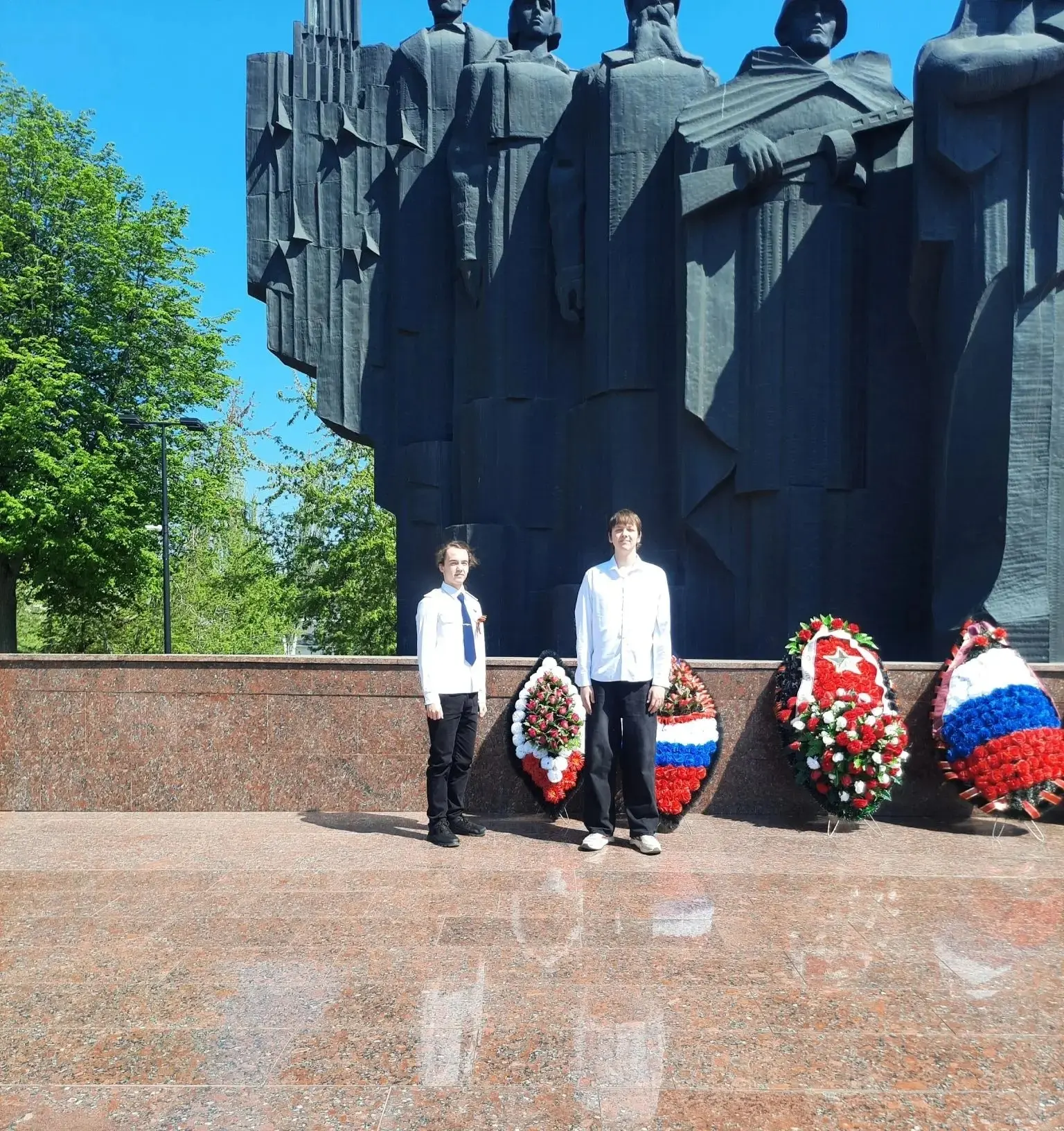 08.05.2026 студенты группы ВООП-243 возложили венок к памятнику погибшим войнам на Площади Победы от