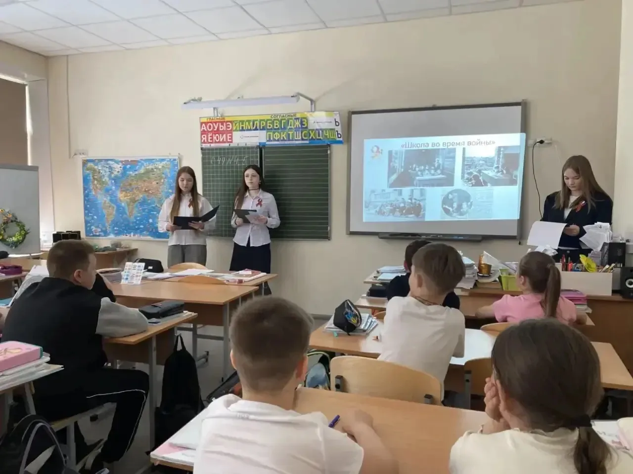 На этой неделе в корпусе № 1 нашего Центра образования № 2 проходит Акция «Минуты патриотического во