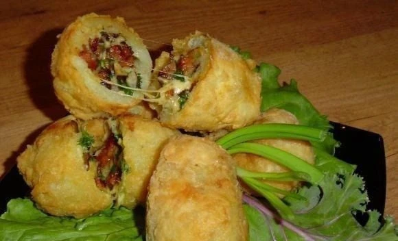 Картофель с начинкой ИНГРЕДИЕНТЫ: ● Картофель — 6 шт. ● Лук репчатый — 1 шт. ● Петрушкa — по вкусу ●
