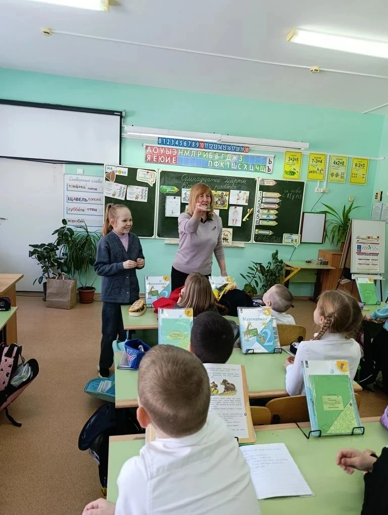ВРЕМЯ  ЧИТАТЬ  КНИГИ 17 марта во 2 «В» классе прошло мероприятие, посвященное 90-летию издания книги