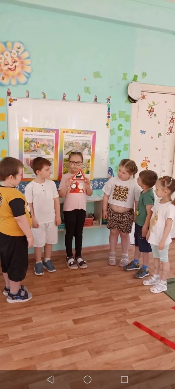 Встреча с Чебурашкой и уроки безопасности на железной дороге в группе "Гномики".
