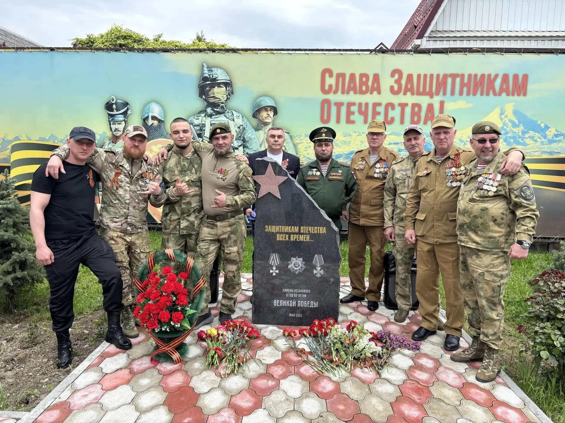 Тема: Память, Героизм и Будущее: Торжественная Линейка в Преддверии Дня Победы