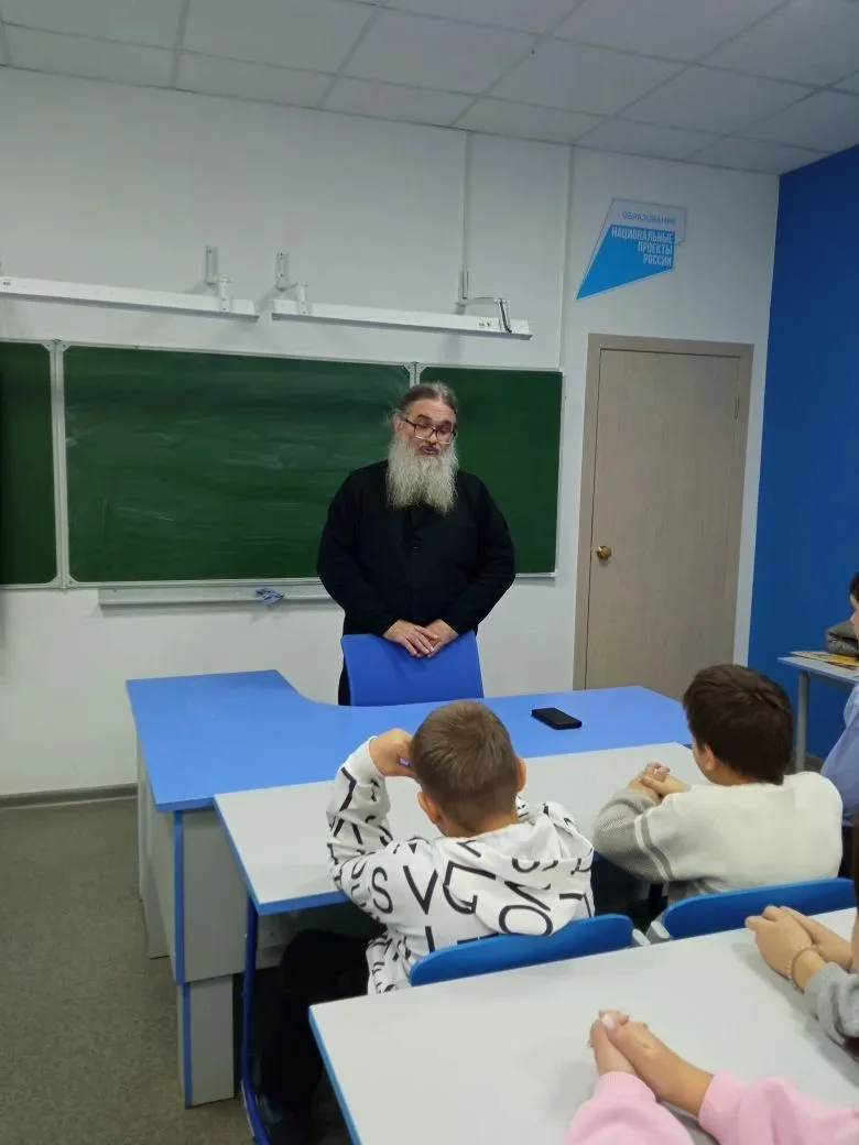 ПОГОВОРИМ С БАТЮШКОЙ. 
Беседы священника со школьниками. 
 
На этой неделе нашу школу посетил иерей 