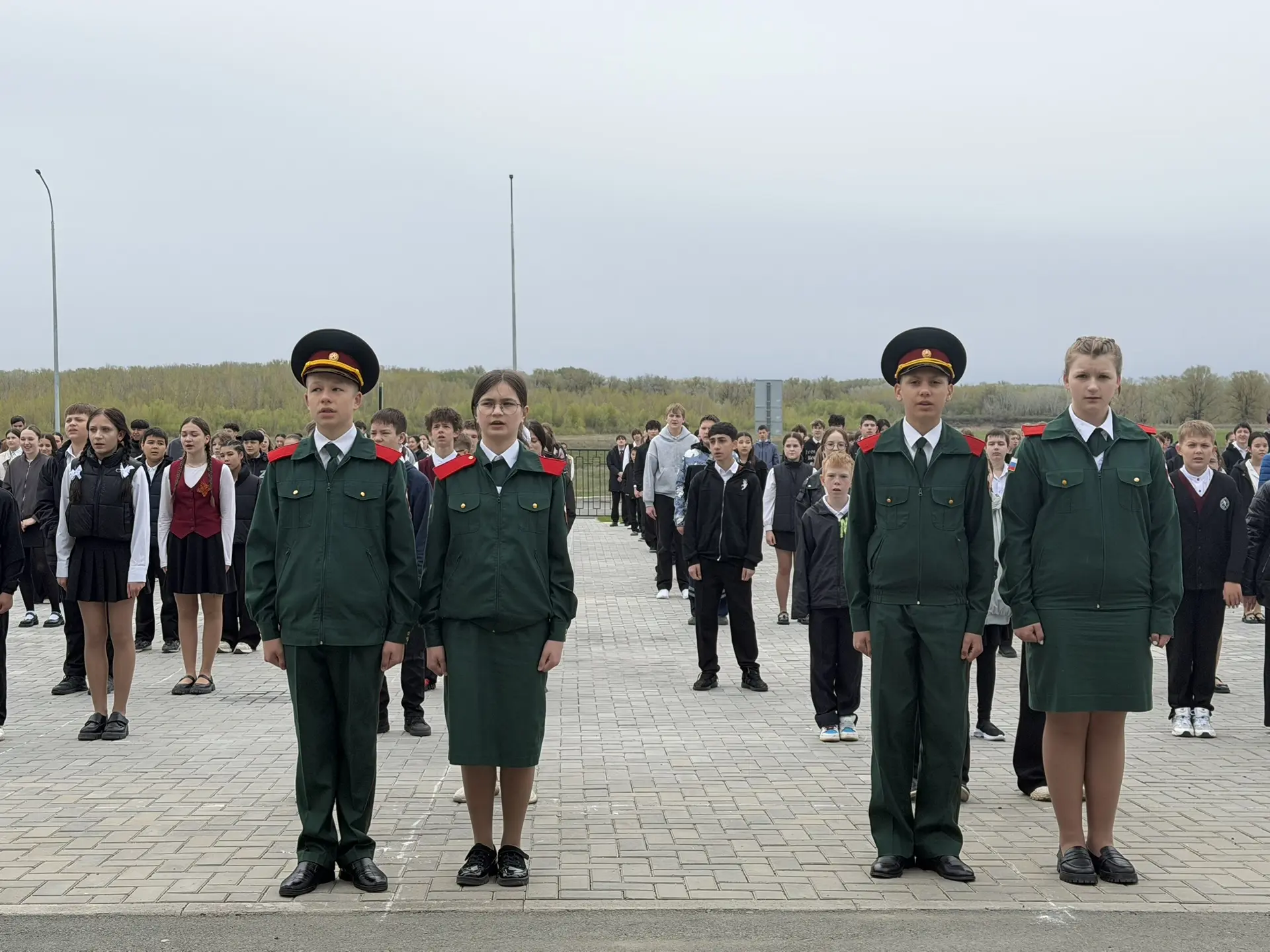 Сегодня в Нежинском лицее прошла торжественная линейка, посвящённая открытию декады «Победный май». 