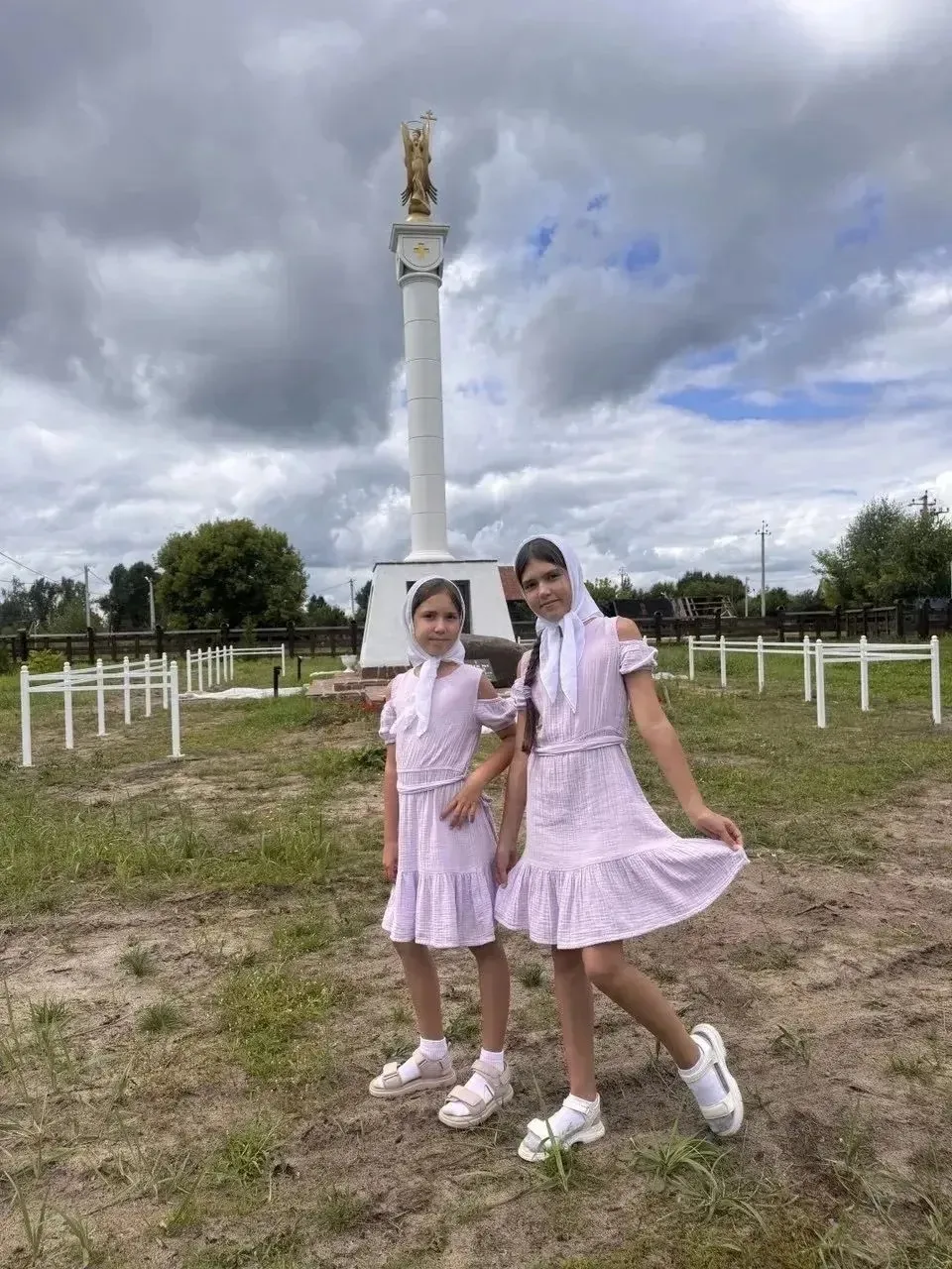 Анастасия Афанасьева, ученица 1 "А" класса, с сестрой Софией Афанасьевой, ученицей 5 "А" класса, отс