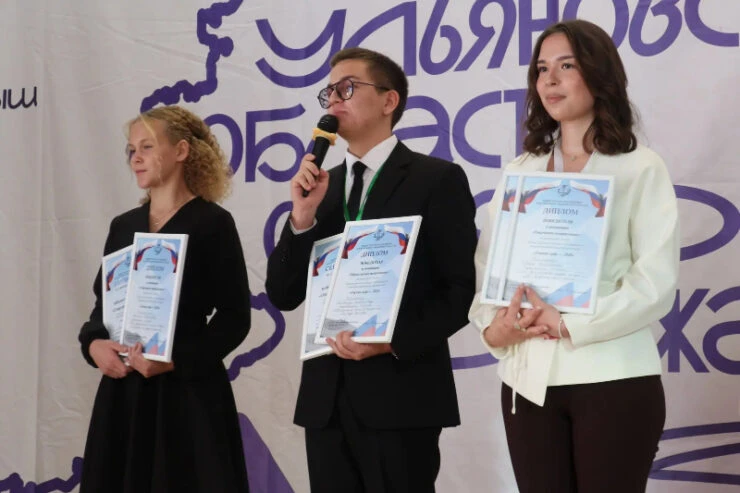 Любит «Горе от ума», читает Шмитта и играет на фортепиано: о лучшем ученике Ульяновской...