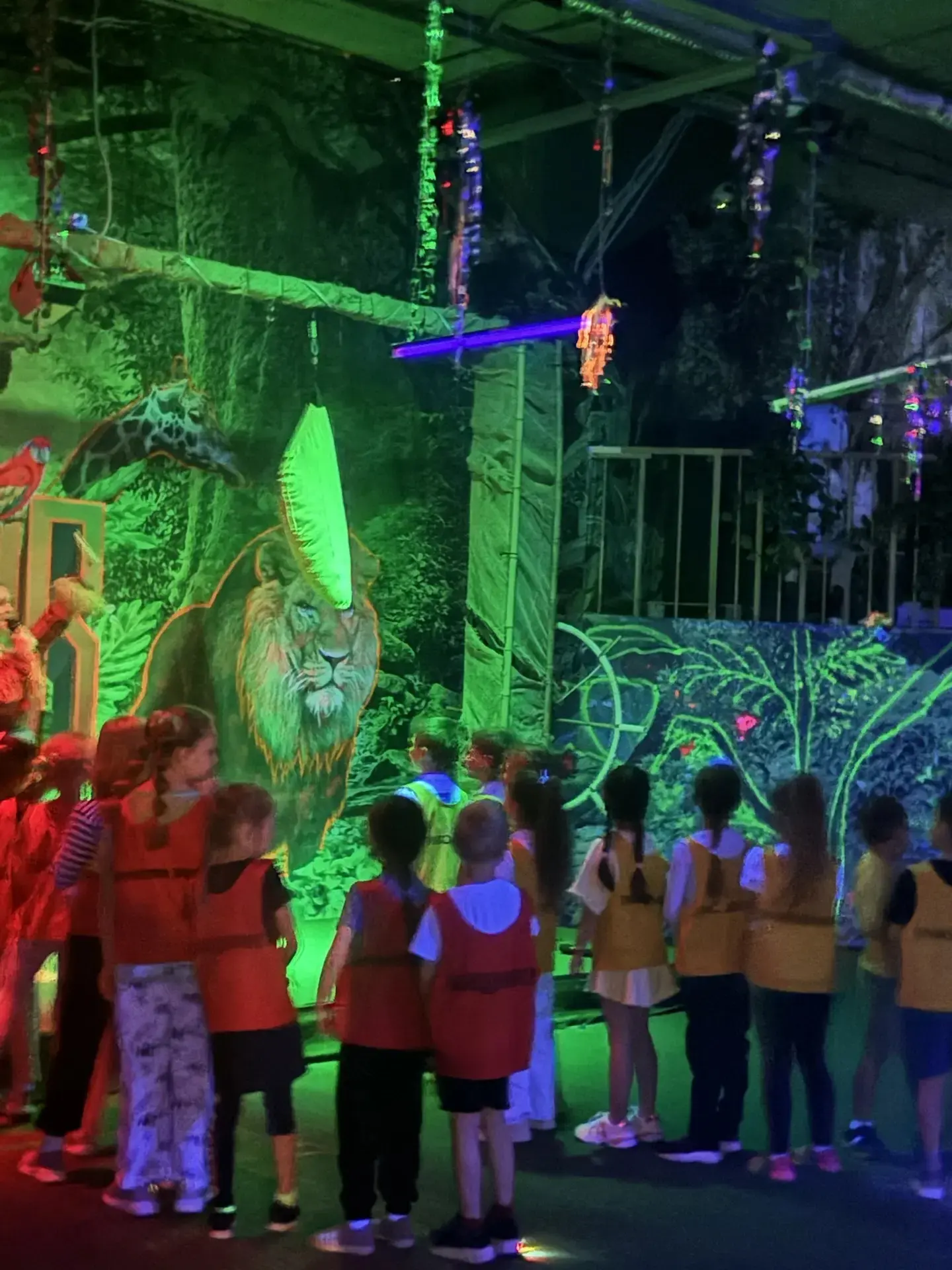 1Г класс посетил увлекательное  уникальное Игровое шоу "Зов Джунглей"🌴🐯  Это захватывающее спортивно