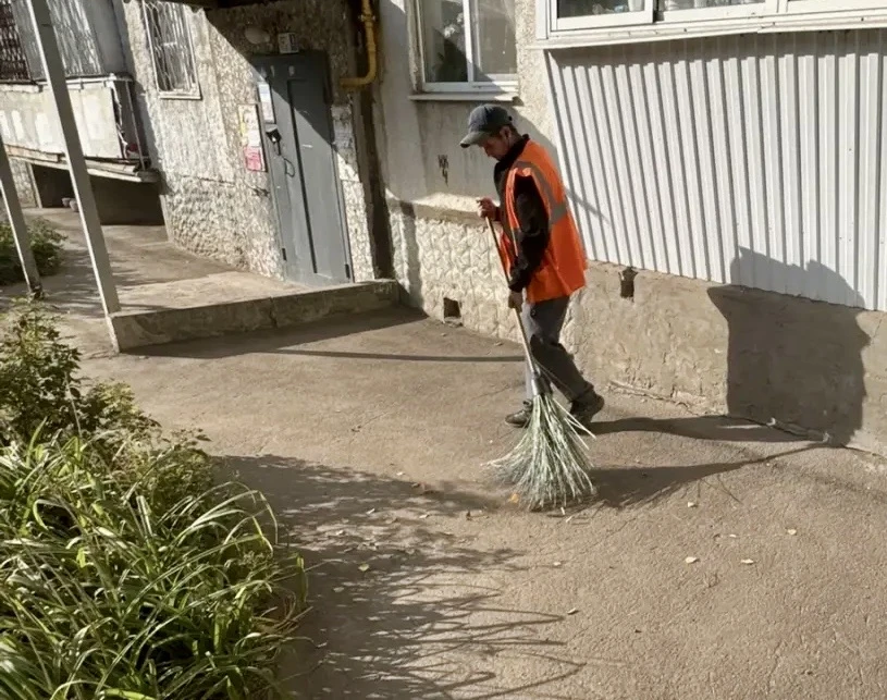 🧹Утренняя уборка придомовой территории по адресам: