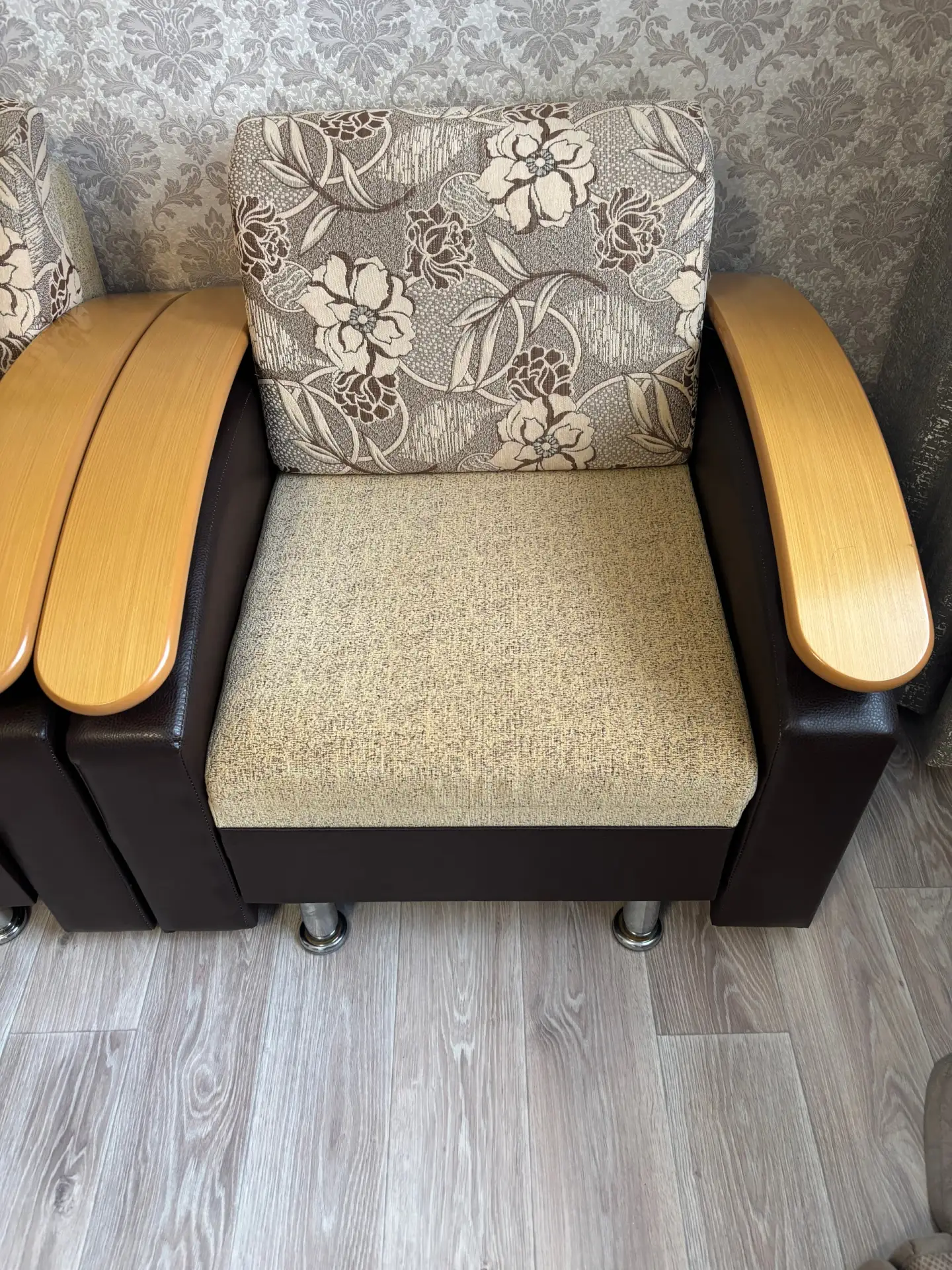 Продам угловой диван с креслом. Кресло раскладывается. 5000 руб. Тел. 89226285278