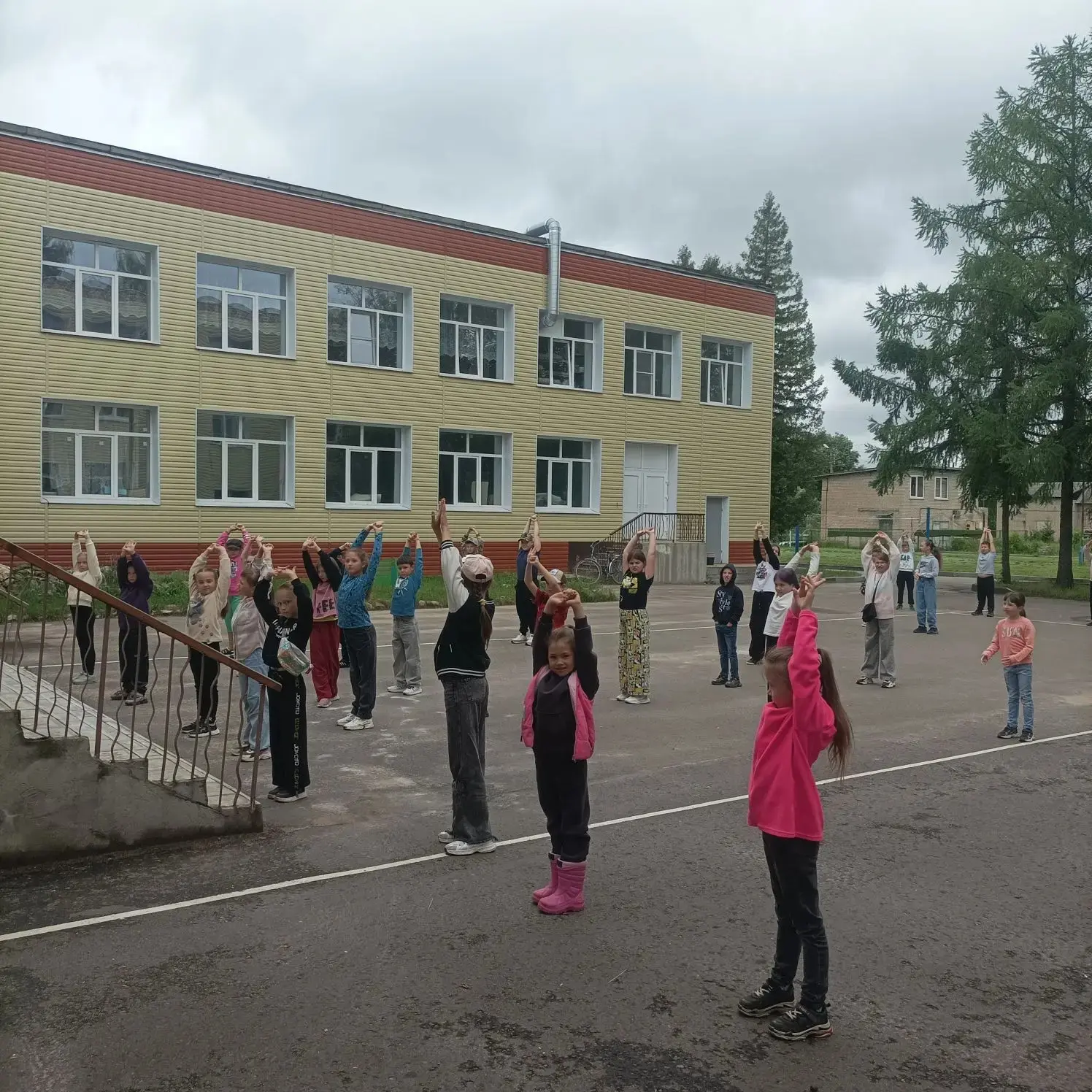 Развлечения в детском школьном лагере при МБОУ СОШ номер 1 п.Новозавидовский продолжаются.
После утр